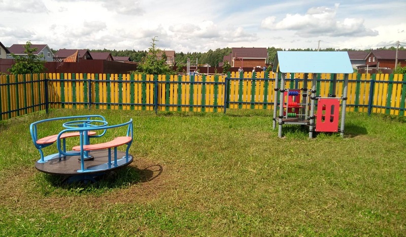 Новый домик на детской площадке в Луговом