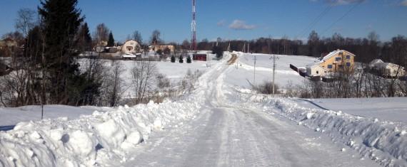 Зимой подъездная дорога регулярно чистится Зимой подъездная дорога регулярно чистится