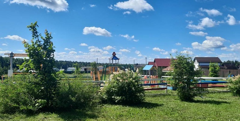 У детской площадки Северный берег