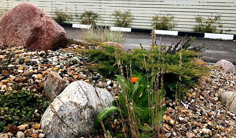 Каменная клумба в поселке Шапкино парк