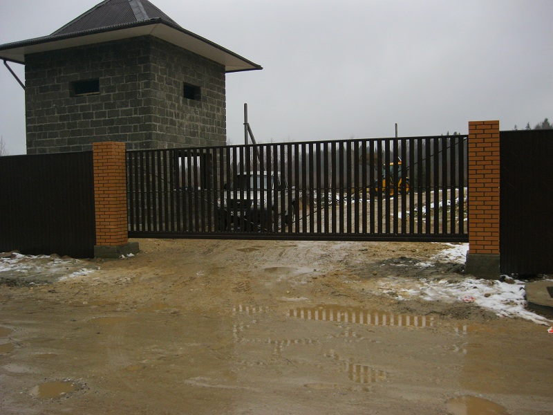 ворота на центральном въезде в поселок Лесные пруды